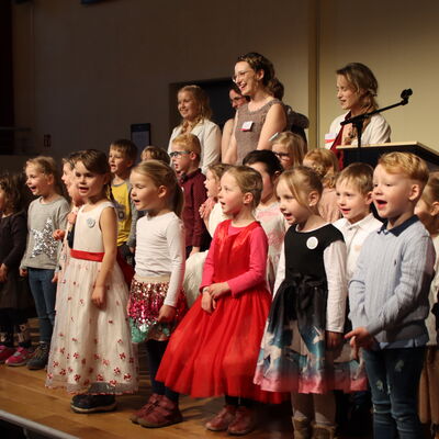 Kita-Kinder singen ihre Hymne